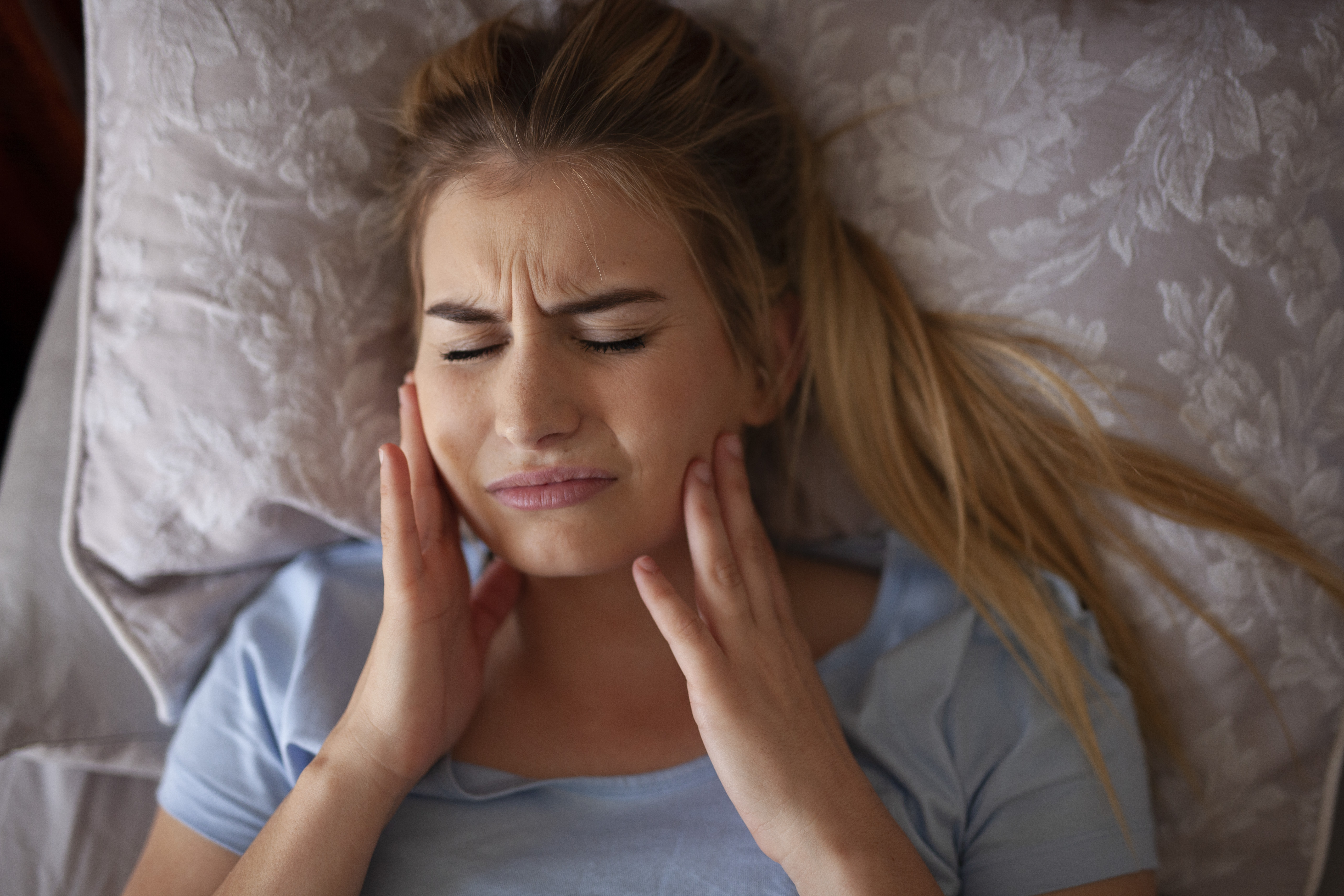Jaw pain after waking up or sleeping, TMJ Bruxisum, teeth grinding 1254139856